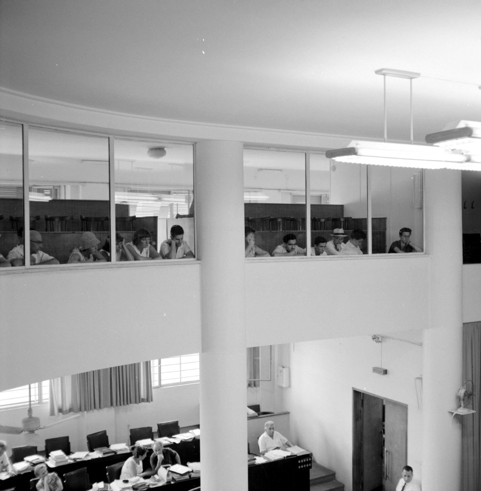 Zitting in de Knesset (parlement), publiek kijkt vanaf een hogergelegen verdiepi, Bestanddeelnr 255-2244