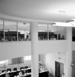 Zitting in de Knesset (parlement), publiek kijkt vanaf een hogergelegen verdiepi, Bestanddeelnr 255-2244