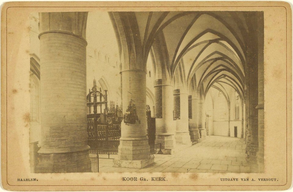 Zuidelijke kooromgang met koor in de Grote of Sint-Bavokerk aan de Grote Markt, Inventarisnummer NL-HlmNHA 11624