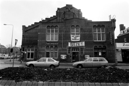 Zuiderbad in Amsterdam weer bezet exterieur met spandoek, Bestanddeelnr 930-6706