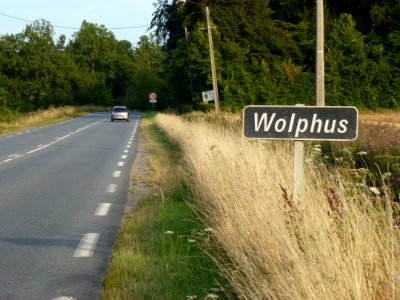 Zouafques (Pas-de-Calais, Fr) limit sign hameau de Wolphus