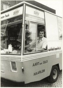 Zuivelhandel Aart van Gils, Zuidpolderstraat 246. Op de foto Aart in zijn rijdende winkel. NL-HlmNHA 54016957 01