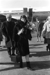 Zizi Jeanmaire in Nederland aangekomen. Zizi Jeanmiare op Schiphol, Bestanddeelnr 914-8662