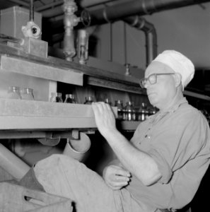 Zuivelfabriek Tnuva Medewerker bij een vulmachine voor melkflessen, Bestanddeelnr 255-4442