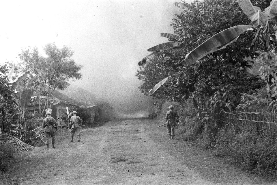 Zuiveringsacties. Een patrouille in een brandende kampong, Bestanddeelnr 496-2-4