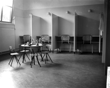 Zittingslokaal Jeugdhygiene aan de Amstelveenseweg 122, de aan- en uitkleedkamer, Bestanddeelnr 914-3431