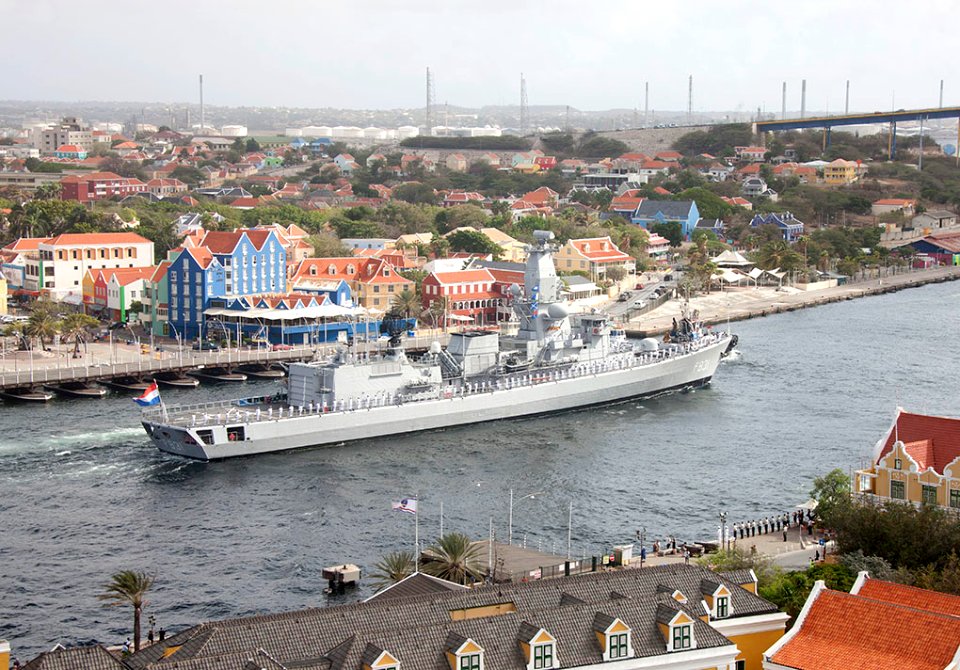 Zr.Ms. van Amstel enters Willemstad