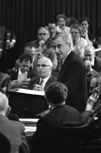 Zitting der Tweede Kamer, debatten over loonpolitiek de premier professor De Qua, Bestanddeelnr 910-5336