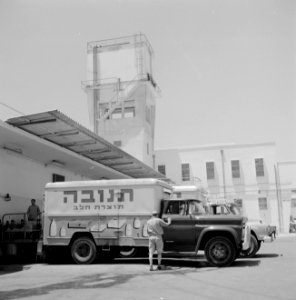 Zuivelfabriek Tnuva Vrachtwagen bij het fabrieksgebouw, Bestanddeelnr 255-4430 photo