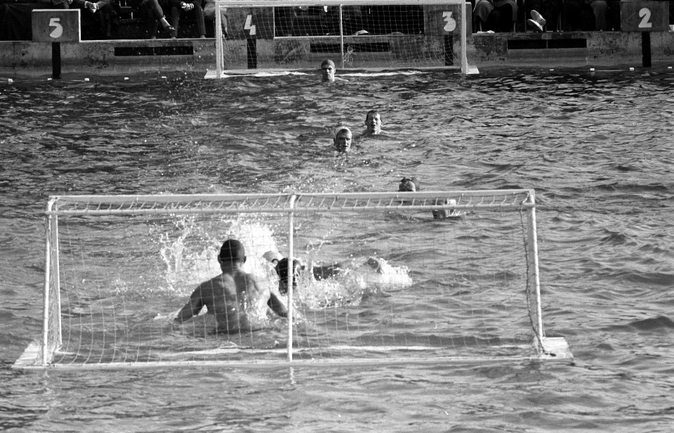 Zwem-Interland Nederland tegen West-Duitsland, te Rhenen Waterpolo, spelmoment, Bestanddeelnr 914-1070