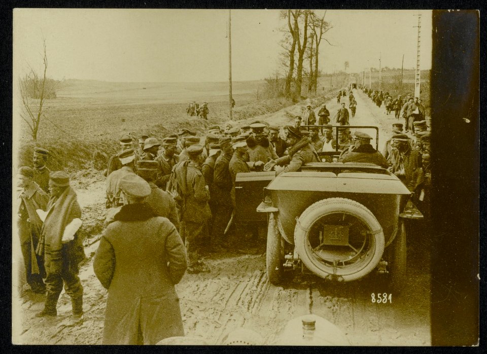 Zum Geburtstage des Deutschen Kronprinzen (6. Mai). Der Kronprinz im Gespräch mi, Bestanddeelnr 158-0300