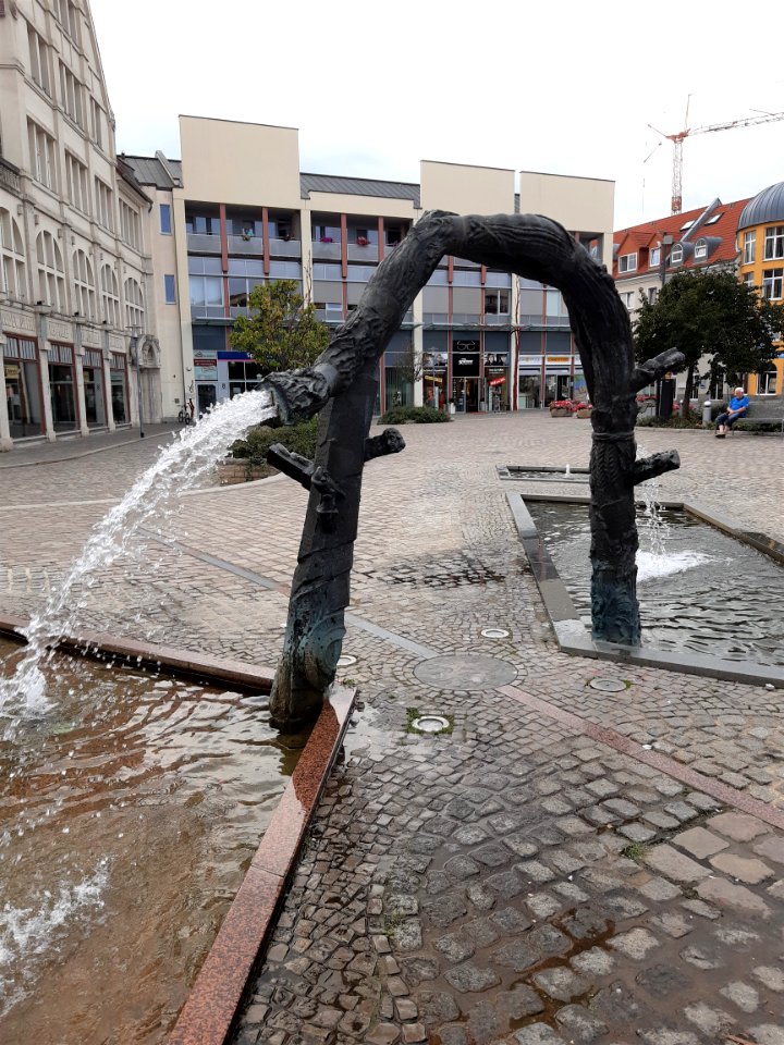 Zwei-Welten-Brunnen (Merseburg)-2
