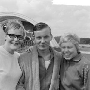 Zwemkampioenschappen te Emmen, v.l.n.r. Ada Kok, Dick Langerhorst en Klenie Bimo, Bestanddeelnr 918-0508