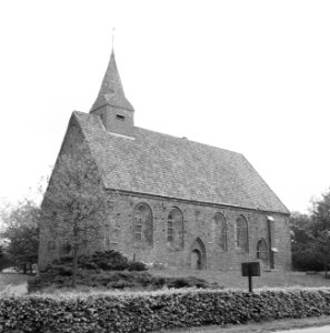 Zweeloo De romanogotische Ned Herv kerk gezien vanuit het zuidwesten, Bestanddeelnr 165-0137