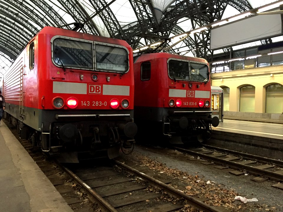 Zwei BR 143 Hbf Dresden