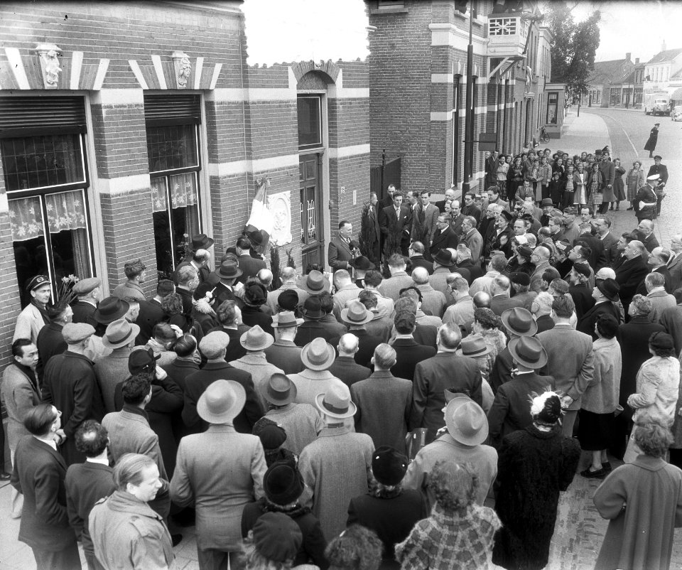 Zundert. Commissaris der Koningin onthult steen Vincent van Gogh, Bestanddeelnr 905-6373