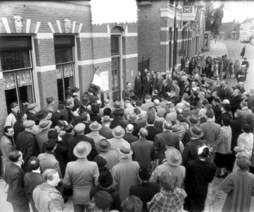 Zundert. Commissaris der Koningin onthult steen Vincent van Gogh, Bestanddeelnr 905-6373