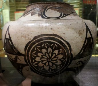 Zuni, Kiapkwa polychrome jar, 1820-1840, Heard Museum photo