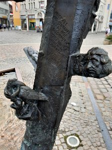 Zwei-Welten-Brunnen (Merseburg)-4