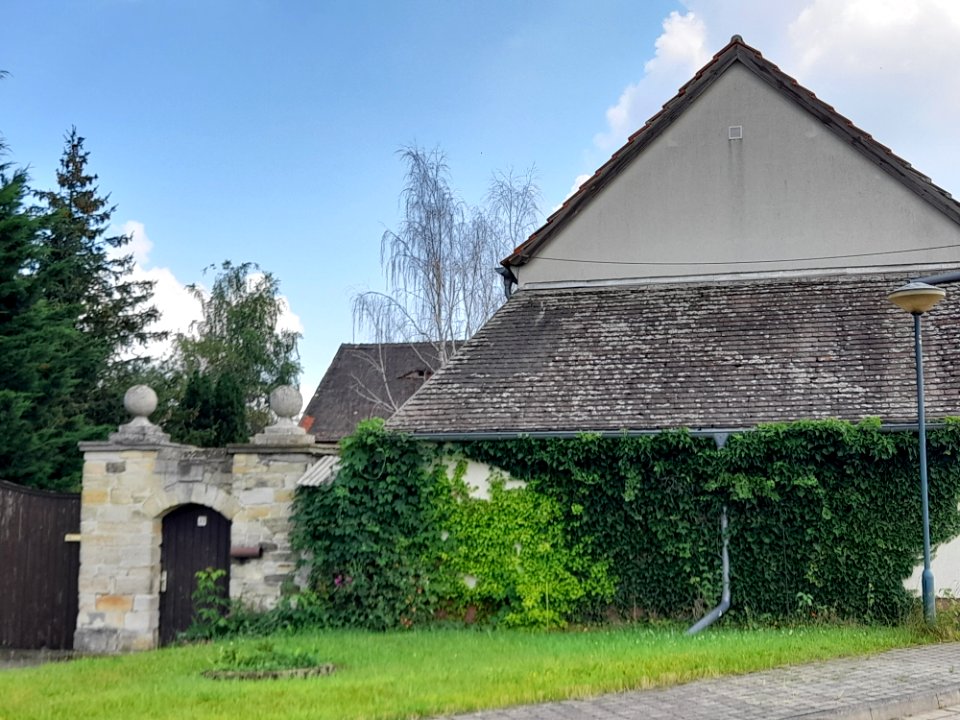 Zweimen, Dorfstraße 23, Toranlage