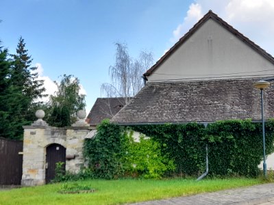 Zweimen, Dorfstraße 23, Toranlage