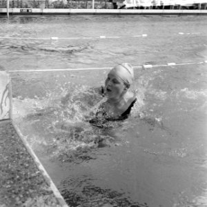 Zwemmen Nederland tegen Duitsland te Brunssum, Ada Kok (in het water), Bestanddeelnr 917-8834