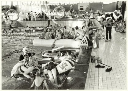 Zwemfestijn in het Sportfondsenbad, georganiseerd door CIOS-studenten en docenten van de Haarlemse basisscholen. NL-HlmNHA 54031374