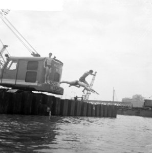 Zwemmen in Metro-put Jongens duiken in het water, Bestanddeelnr 912-6308