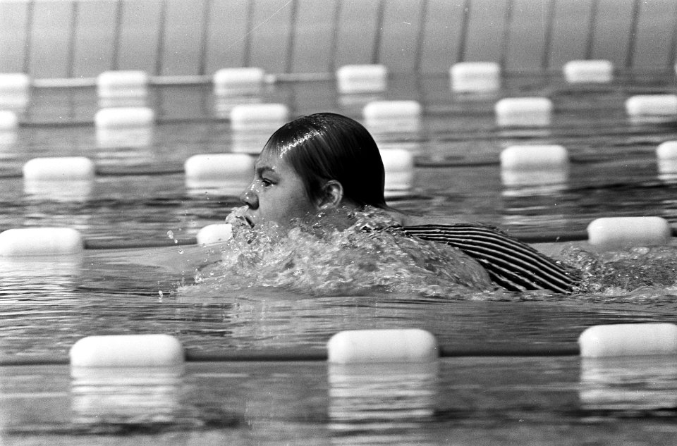 Zwemkampioenschappen te Emmen, Klenie Bimolt in actie 100 meter schoolslag, Bestanddeelnr 918-0505