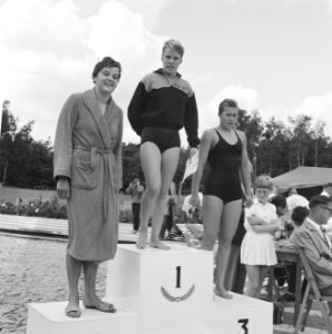 Zwemkampioenschappen in Soest De prijswinnaressen op de 100 m vrije slag, vln, Bestanddeelnr 914-1760