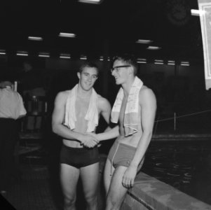 Zwemkampioenschappen Kring in Sportfondsenbad-oost. Ronnie Kroon feliciteert Ber, Bestanddeelnr 913-0821