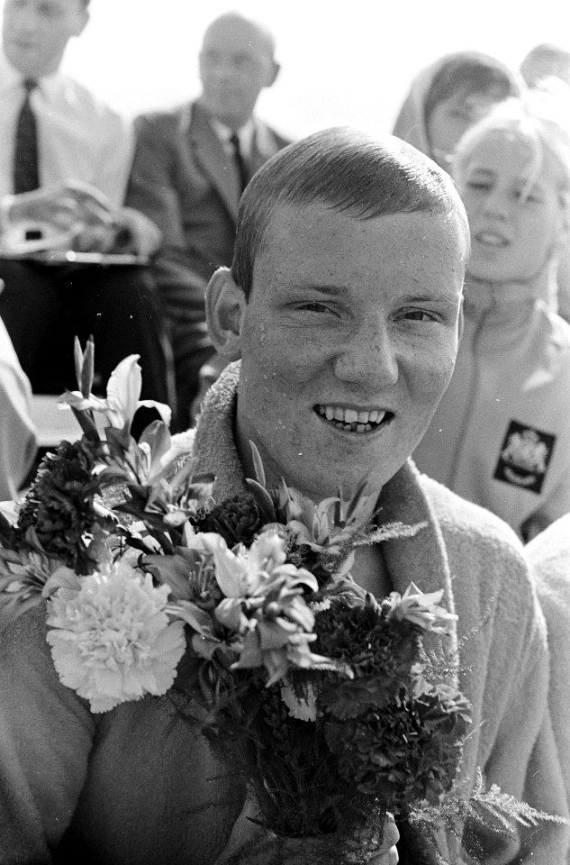 Zweminterland Nederland tegen Hongarije te Oldenzaal. Dick Langerhorst met bloem, Bestanddeelnr 920-5293