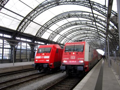 Zwei Br 101 im Dresdner Hauptbahnhof
