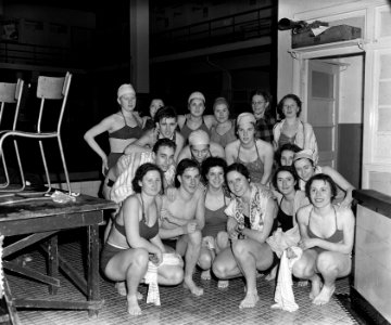 Zwemmen in Sportfondsenbad oost, Bestanddeelnr 906-3394