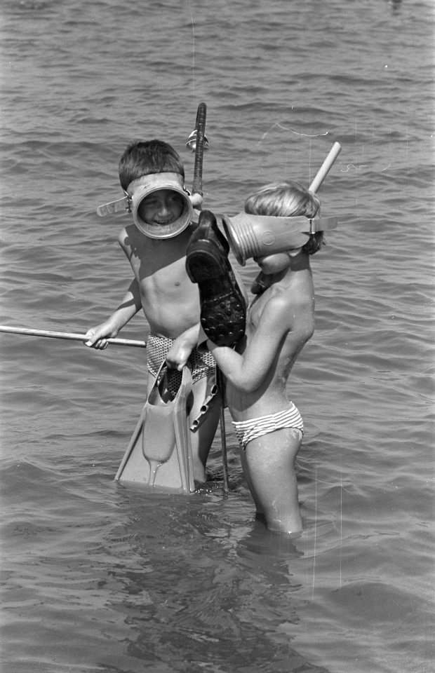 Zwemmen langs het Noordzeestrand met snorkel en zwemvliezen, Bestanddeelnr 910-6175