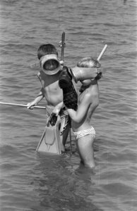 Zwemmen langs het Noordzeestrand met snorkel en zwemvliezen, Bestanddeelnr 910-6175