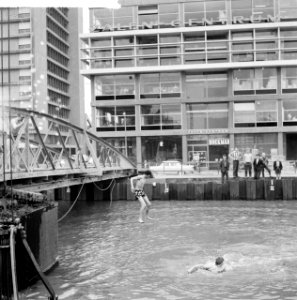 Zwemmen in Metro-put Jongens zwemmen in het modderwater, Bestanddeelnr 912-6305