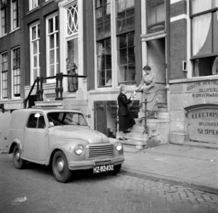 Zuster M.G. Niemeijer haalt een fles gekolfde moedermelk op bij mevrouw Snijders, Bestanddeelnr 254-2544