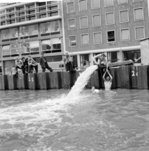Zwemmen in Metro-put Jongens zwemmen in het modderwater, Bestanddeelnr 912-6307