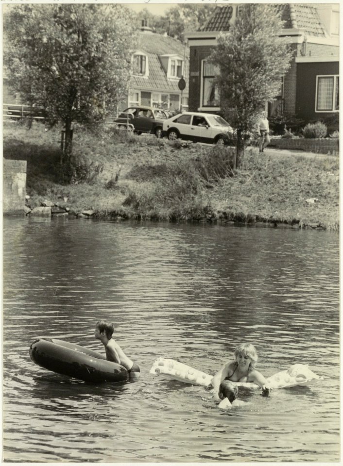 Zwemmen in de Boezem aan de Kerklaan in Spaarndam. NL-HlmNHA 54006672
