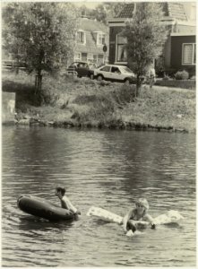 Zwemmen in de Boezem aan de Kerklaan in Spaarndam. NL-HlmNHA 54006672