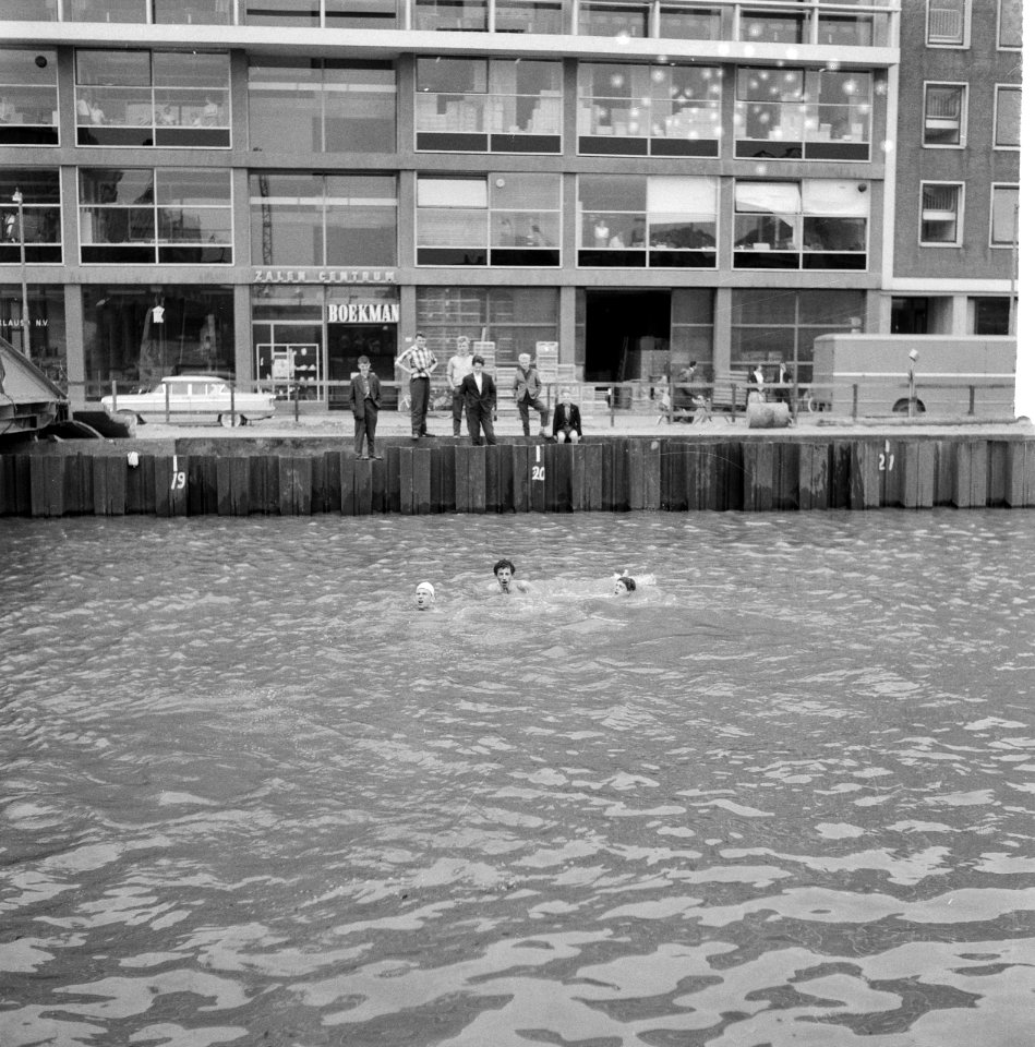 Zwemmen in Metro-put Jongens zwemmen in het modderwater, Bestanddeelnr 912-6302