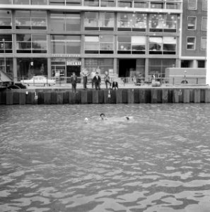 Zwemmen in Metro-put Jongens zwemmen in het modderwater, Bestanddeelnr 912-6302
