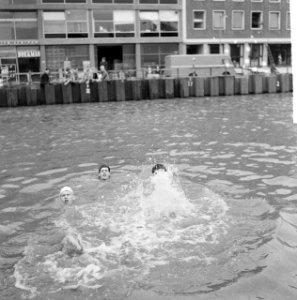 Zwemmen in Metro-put Jongens zwemmen in het modderwater, Bestanddeelnr 912-6301