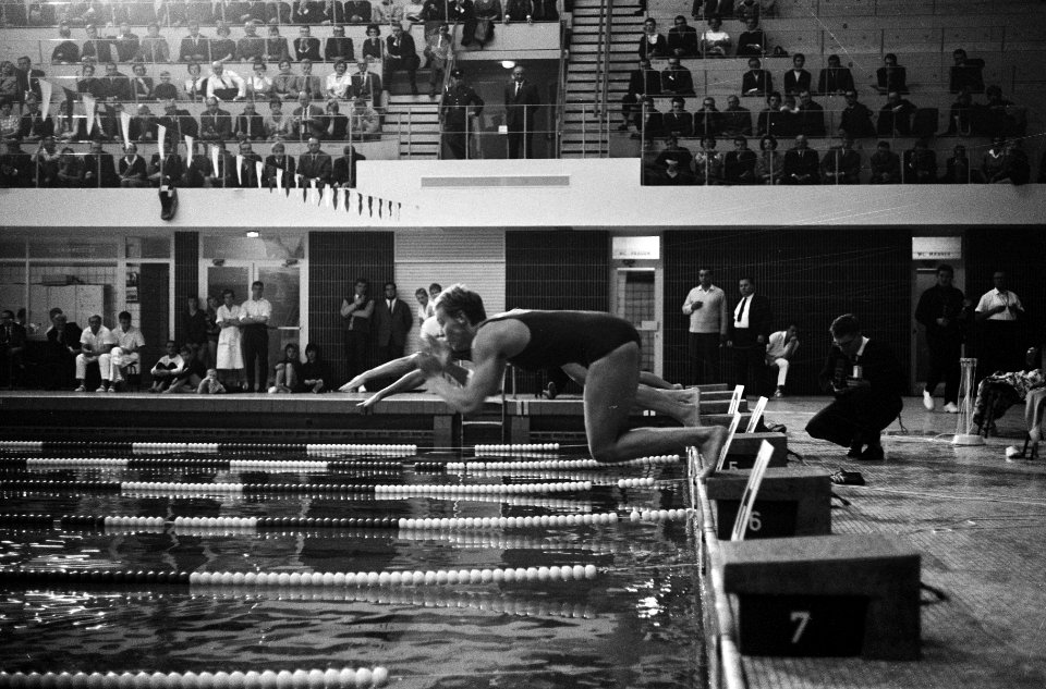 Zwemmen Duitsland tegen Nederland te Dortmund 400m estafette Adri Lasterie , Fi, Bestanddeelnr 915-5773