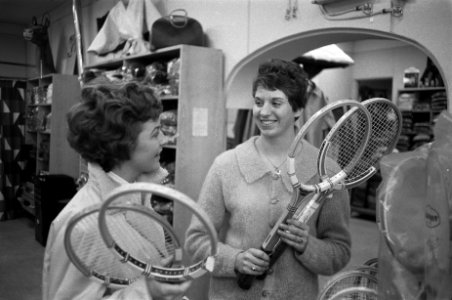 Zwemkampioene Ria van Velzen als verkoopster in sportzaak in Den Haag, Bestanddeelnr 911-8278