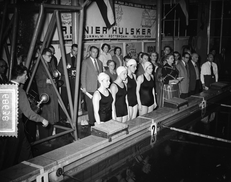 Zwemmen. Nederlands record 4 x 100 m wisselslag met 4,1 seconde verbeterd te Ro…, Bestanddeelnr 906-8638