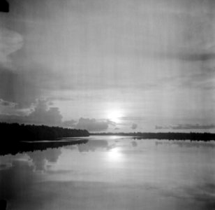 Zonsondergang op de Commewijnerivier in Suriname, Bestanddeelnr 252-6482