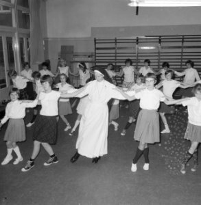 Zusters dansen op school met kinderen Satarki, Bestanddeelnr 918-5879 photo
