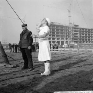 Zuster Desire Hollman (verpleegster) aan de Jan Tooropstraat eerste paal geslage, Bestanddeelnr 915-9632